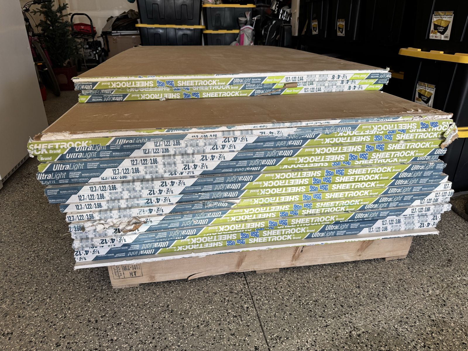 39 Sheets USG Sheetrock UltraLight Drywall (32 Sheets 1/2 in x 4 ft x 12 ft & 7 Sheets Mold Tough 8 ft)