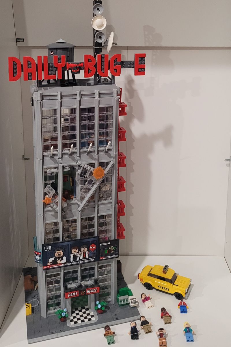 Incomplete Lego Daily Bugle-priced accordingly