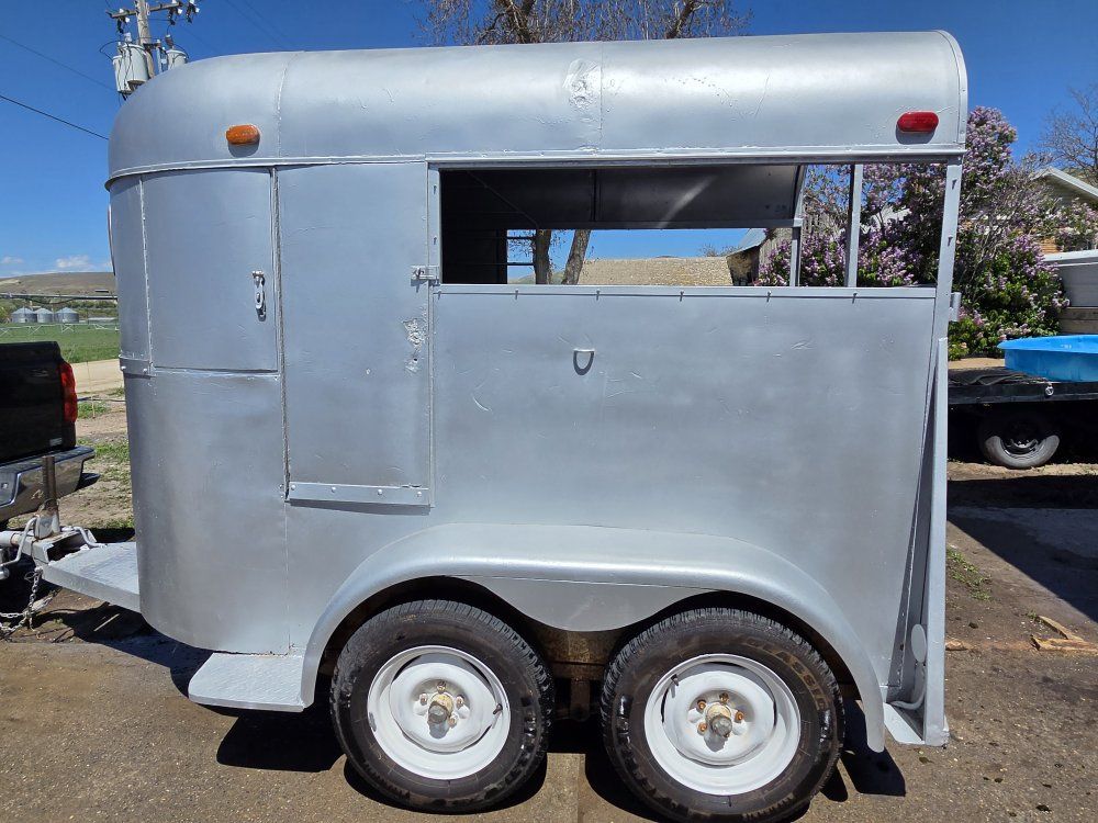 horse trailer for 2 horses