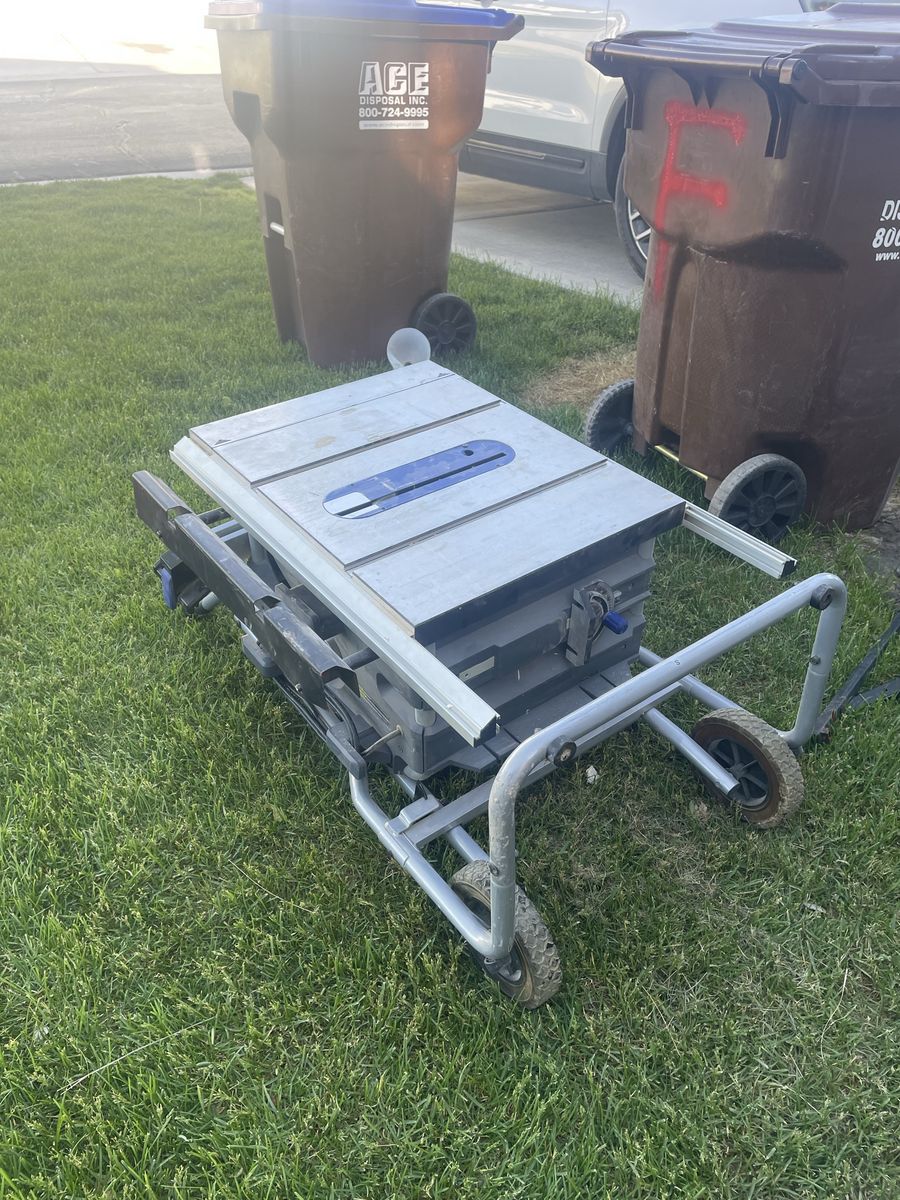 Kobalt KT1015 Portable 15-Amp 10-in Table Saw with Folding Stand and Rolling Wheels