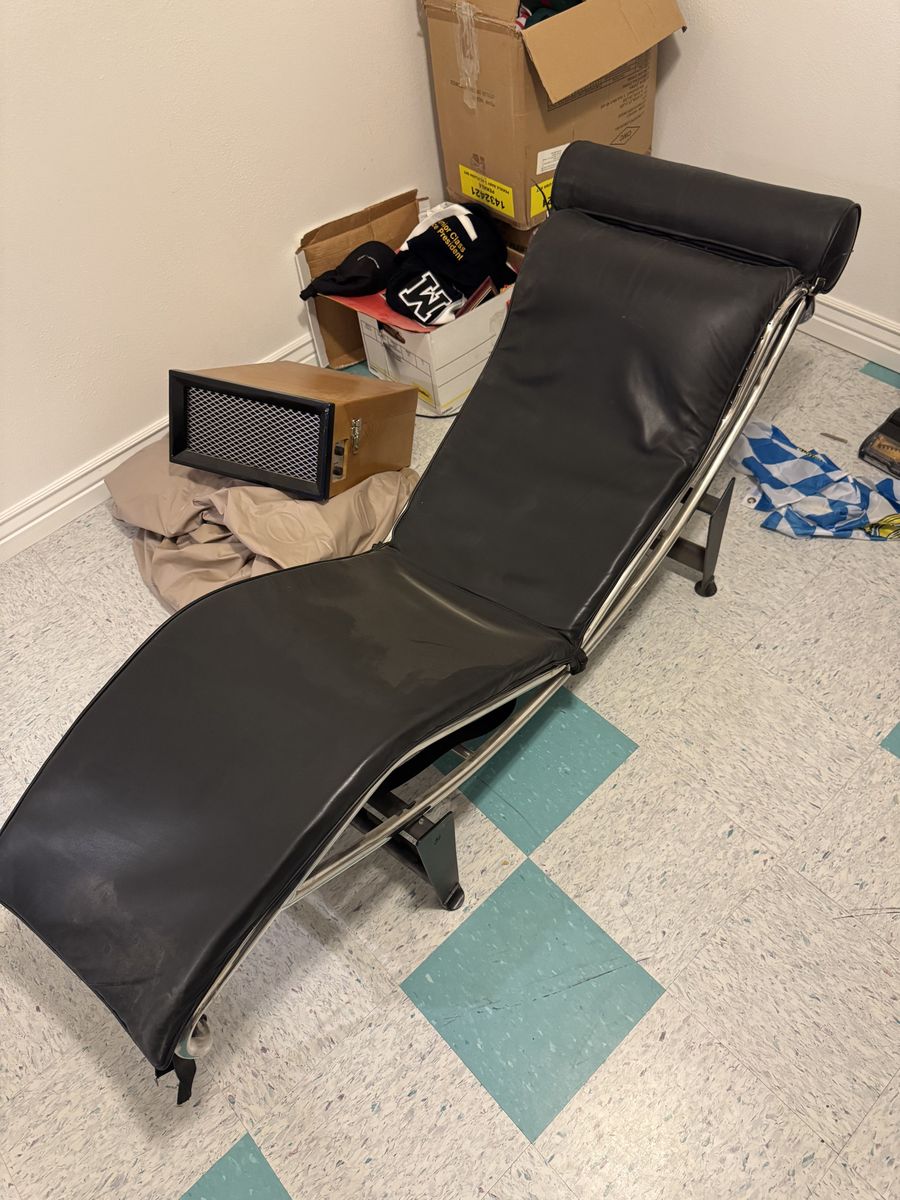 Faux La Corbusier Chaise