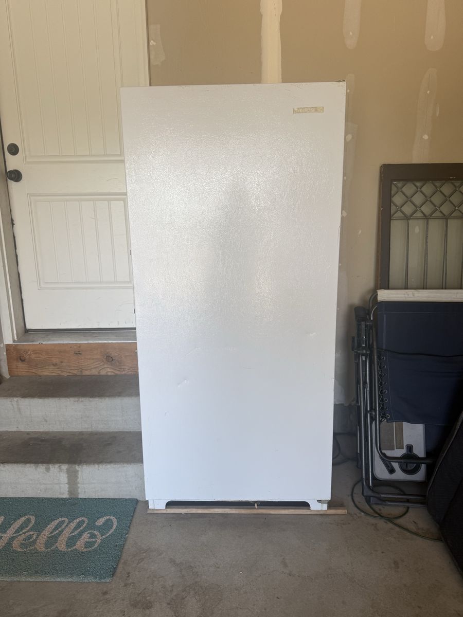 White Stand-Up Upright Deep Freezer
