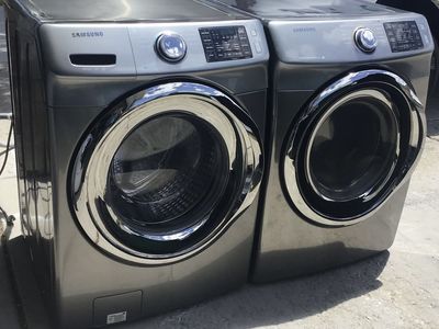 BEAUTIFUL STACKABLE SIDE BY SIDE SAMSUNG STEAM FRONT LOAD SET IN EXCELLENT CONDITION INCLUDES FREE DELIVERY!
