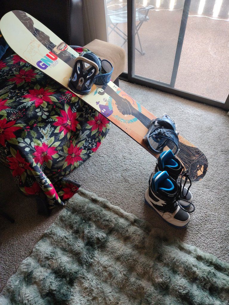 GNU Rider's Choice Snowboard w/ Bindings & Boots - All Mountain, Freestyle - Used The boots are a size 8. The brand Burton.