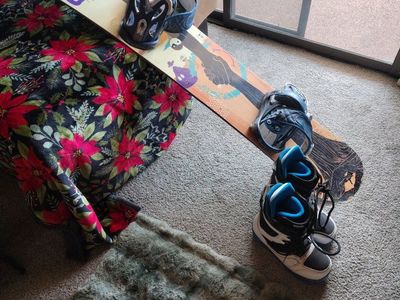 GNU Rider's Choice Snowboard w/ Bindings & Boots - All Mountain, Freestyle - Used The boots are a size 8. The brand Burton.