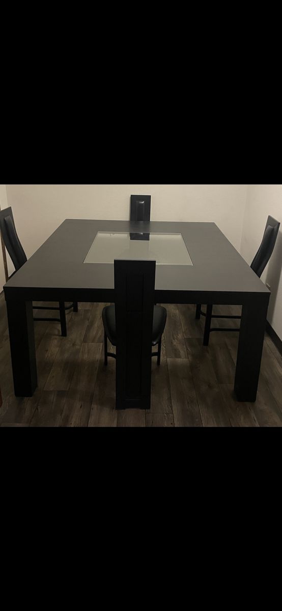 GORGEOUS HIGH END BLACK TABLE W/GLASS CENTER