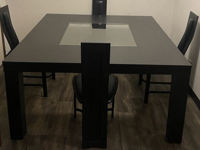 GORGEOUS HIGH END BLACK TABLE W/GLASS CENTER