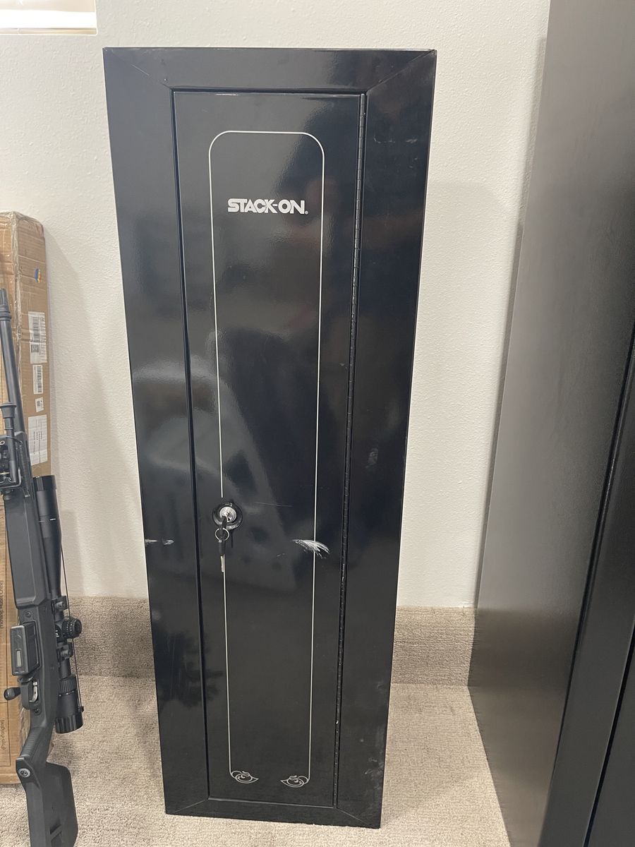 Stack-On Black Metal Gun safe with Keys