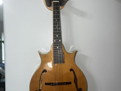 MANDOLIN - Aria 2 point w case PRICE REDUCED! GREAT CONDITION
