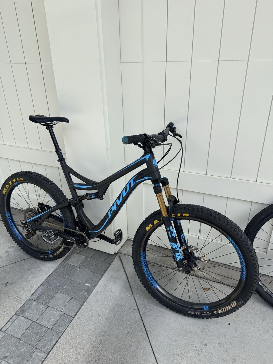 Pivot Mach 429SL Full Suspension Mountain Bike - Boost 148, Fox Fork, XTR rear derailleur, XT shifters and brakes.