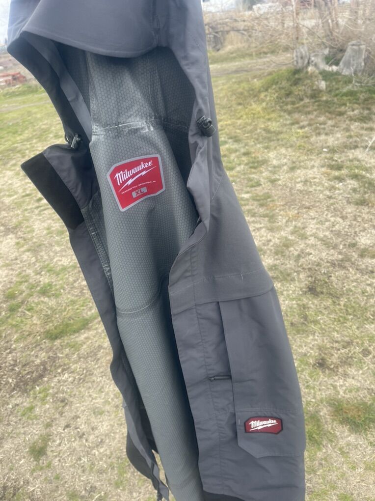 Milwaukee Tool HYDROBREAK™ Rain Shell, Gray, XL