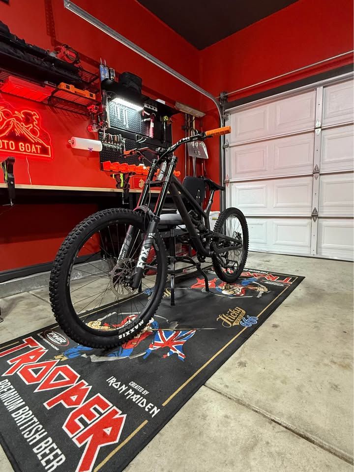 COMMENCAL FRS Essential – Large DH Bike