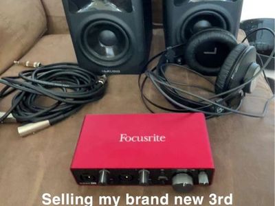 Focusrite Scarlett 2i2 3rd Gen Audio Interface Bundle w/ AKG Headphones & M-Audio AV42 Speakers