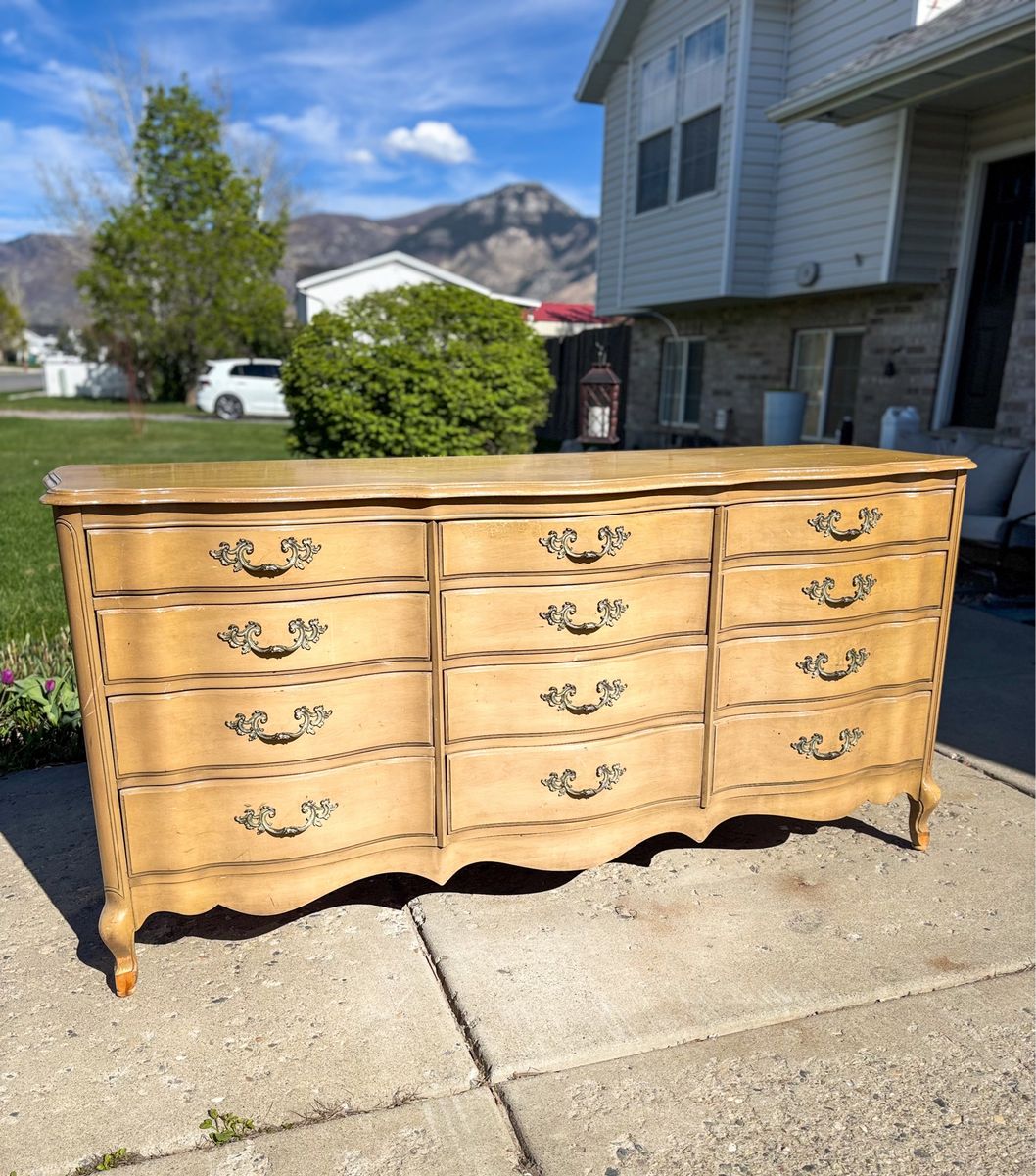 Vintage French Provincial Dresser