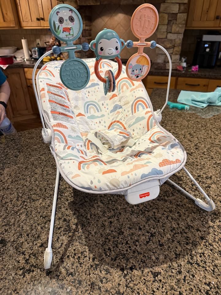 Fisher-Price Rainbow Showers Bouncer Baby Seat with Vibrations & Removable Toy Bar