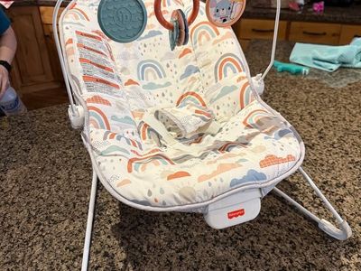 Fisher-Price Rainbow Showers Bouncer Baby Seat with Vibrations & Removable Toy Bar