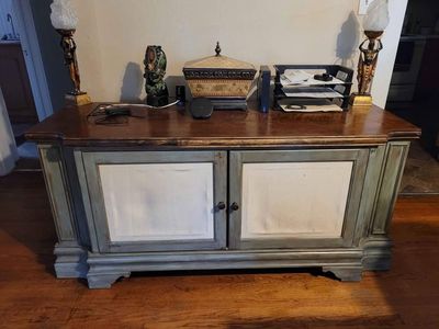 ENTERTAINMENT CENTER WITH ATACHABLE TV MOUNT