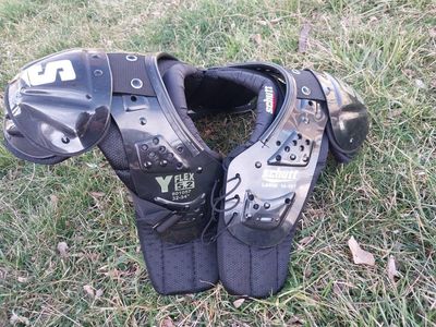 youth L football shoulder pads