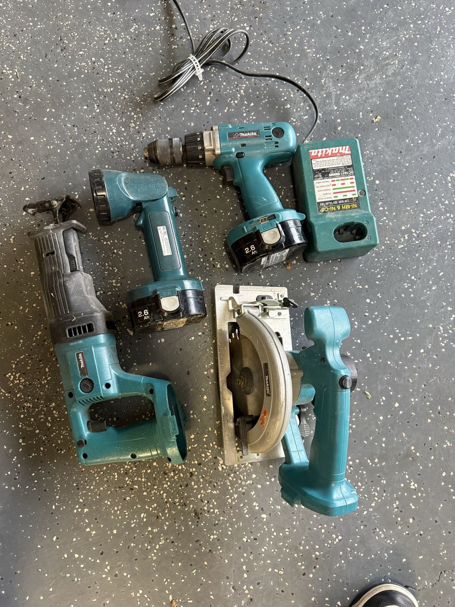 18V Makita Cordless Power Tool Set: Drill, Reciprocating Saw, Circular Saw, flashlight, Charger - Used