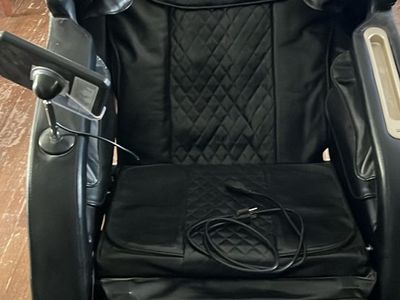 MOLYLEX Full Body Zero Gravity Massage Chair with Heat & Air Compression - Black, Excellent Condition