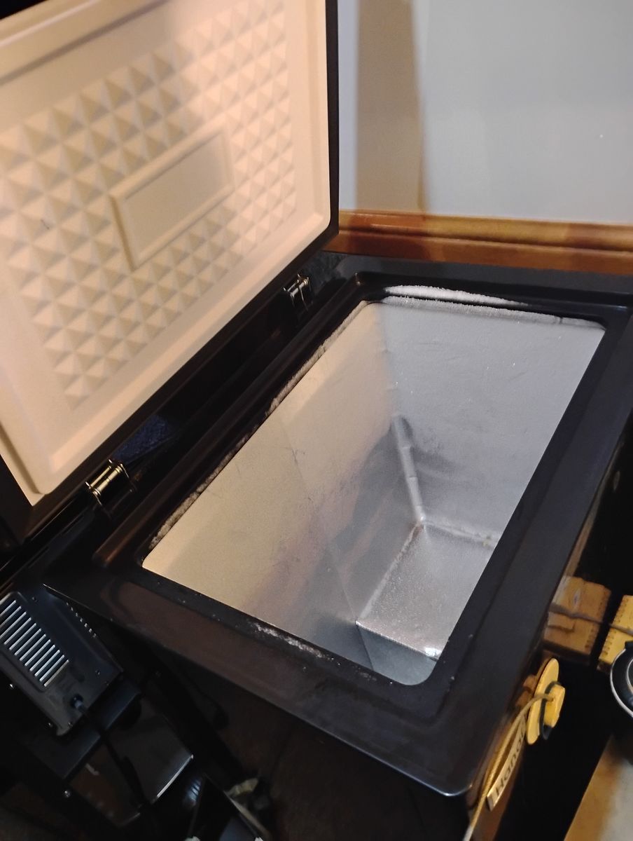 3.5 deep freezer with lock 100 dollars money accepted
