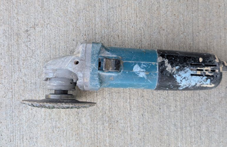 Makita 9557NB 4-1/2" Angle Grinder - 7.5 Amp, 10000 RPM, Corded Power Tool