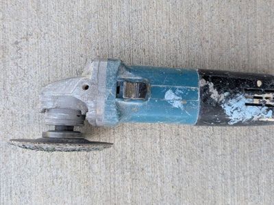 Makita 9557NB 4-1/2" Angle Grinder - 7.5 Amp, 10000 RPM, Corded Power Tool