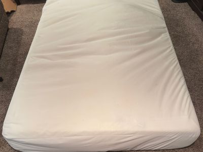 Metal Platform Bed Frame with Full Mattress