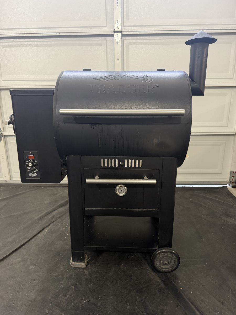 Traeger Century 22 Pellet Grill & Smoker TFB57CLB - 572 Sq. In. Black - Needs Temp Sensor