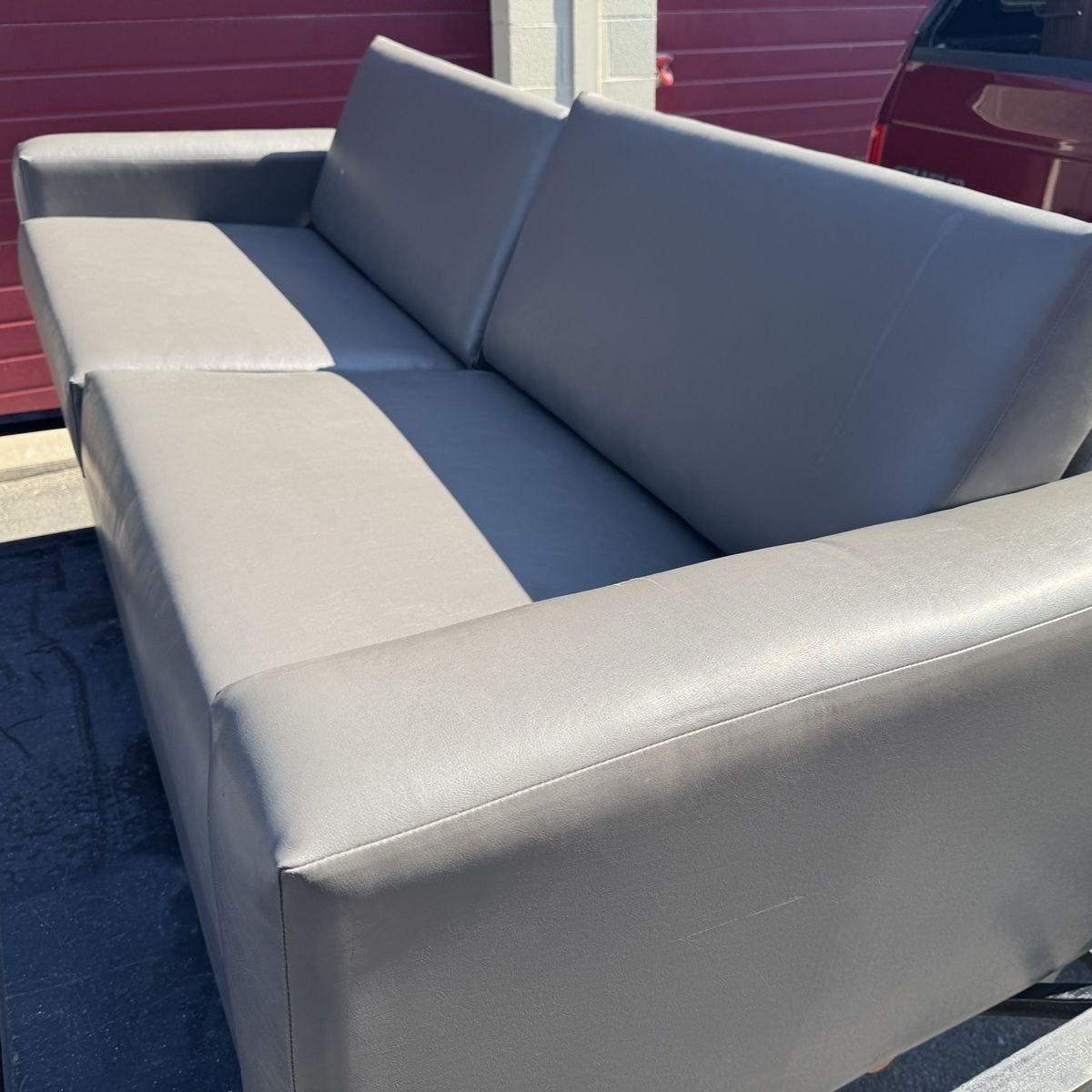 Modern Gray Contemporary Sofa – Excellent Condition