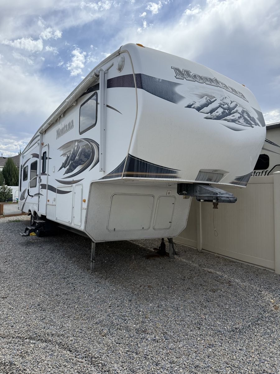 2010 Keystone Montana Fifth Wheel Travel Trailer