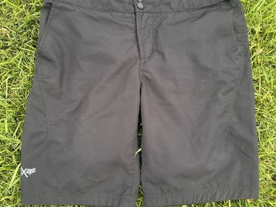 Fox men’s size large 36” adjustable waist black shorts