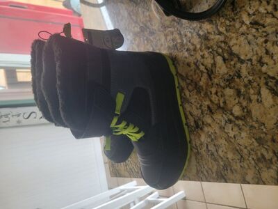Snow boots. BRAND NEW