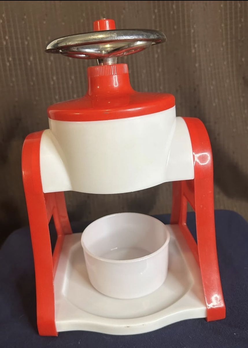 Snow cone maker