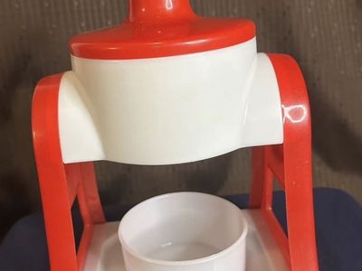 Snow cone maker
