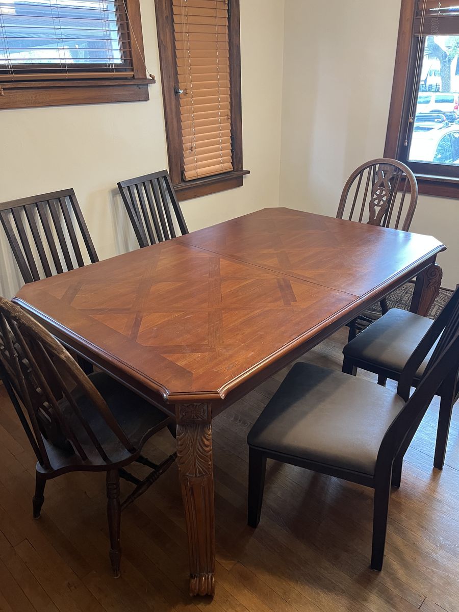 dining room table w/ 2 extension leaves