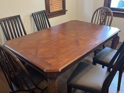 dining room table w/ 2 extension leaves