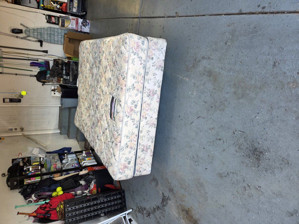 Complete Queen Bed Set (Simmons Beautyrest)