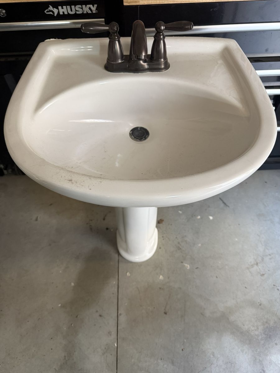Pedestal sink w/Moen bronze faucet