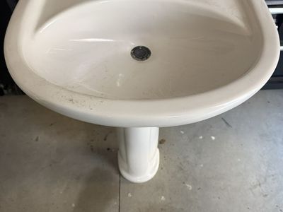 Pedestal sink w/Moen bronze faucet