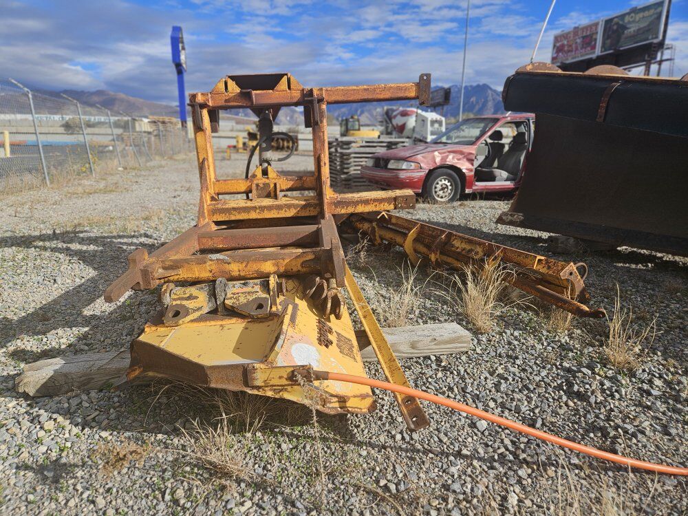 INTERNATIONAL PLOW MOUNT AND SIDE WING