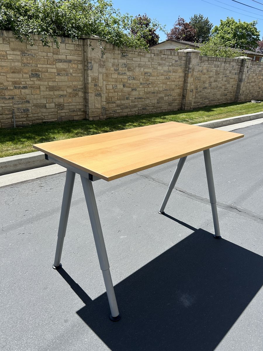 Wood desk, height adjustable, like new