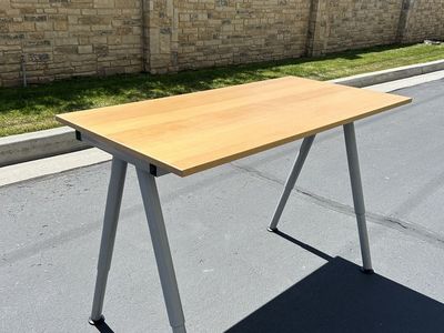 Wood desk, height adjustable, like new