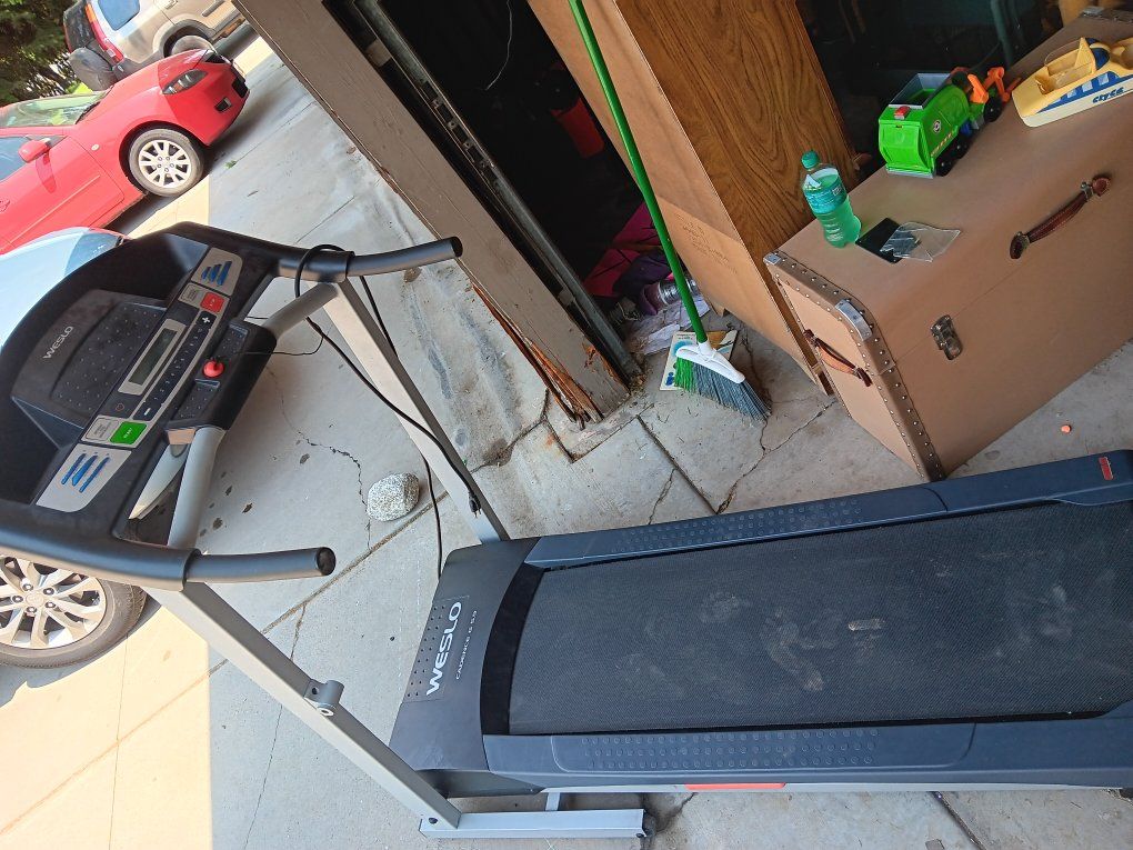 Weslo Cadence G 5.9 Treadmill - Compact Home Fitness Machine
