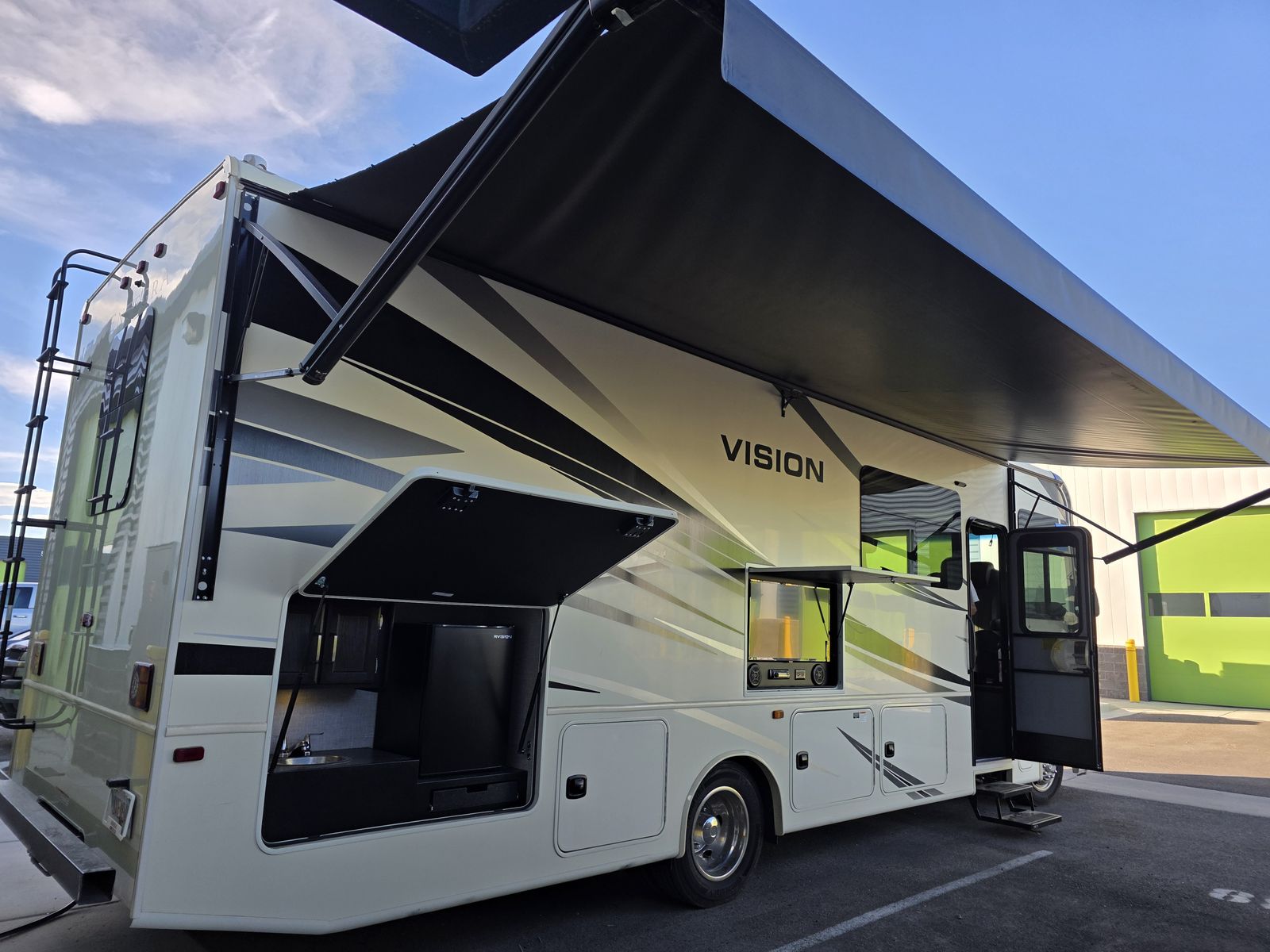 2023 Entegra Vision 29S – 2,600 Miles – One Owner – Nearly New Condition – 5500W Onan - Solar System - $109,900