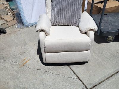 Swival Manual Recliner w/Pillow
Beige