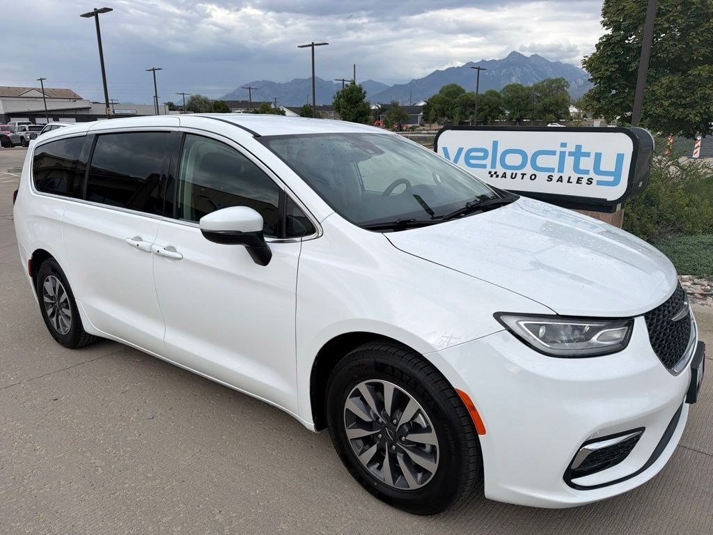 2023 Chrysler Pacifica Plug-In Hybrid Touring L