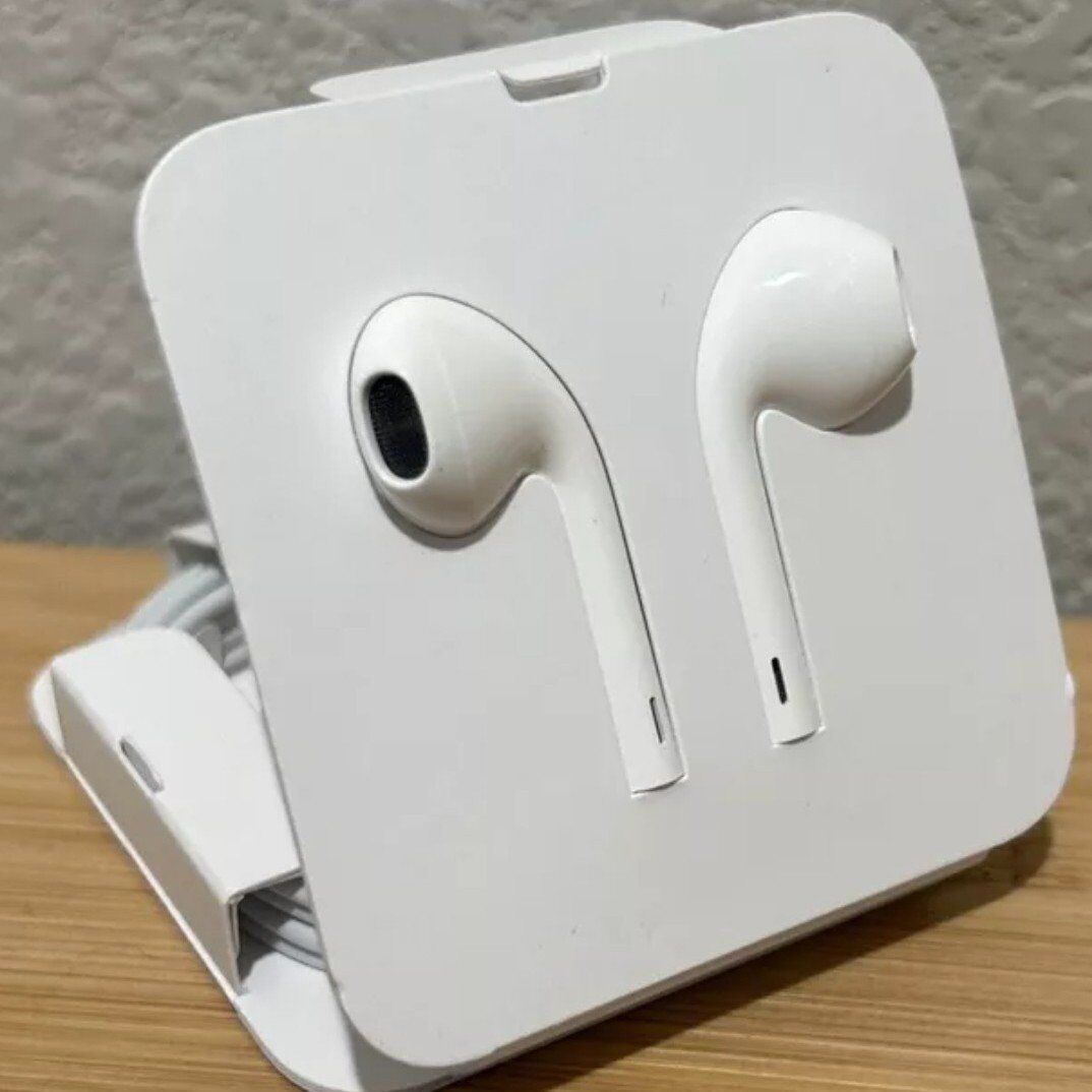 Apple lightning earphones