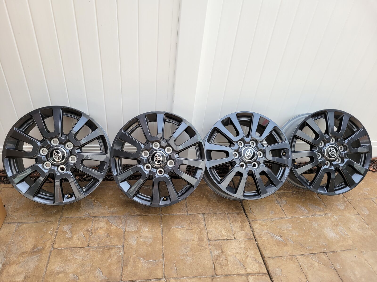 Set of 4 OEM Toyota wheels bolt pattern 6x139.7