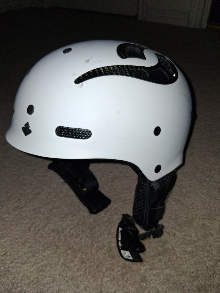 Sweet Protection Grimner 2. Carbon fiber 600g weight snowboard helmet in great like new condition!